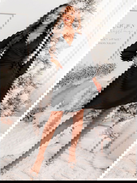 Czarna satynowa sukienka... 2