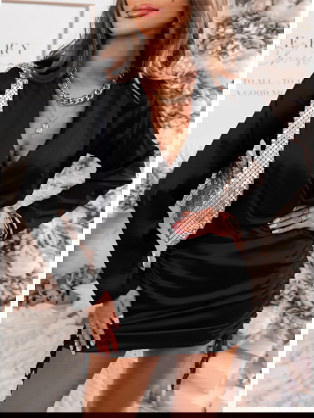 Czarna satynowa sukienka ze...