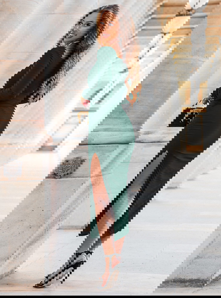 Długa sukienka z rozcięciem i...