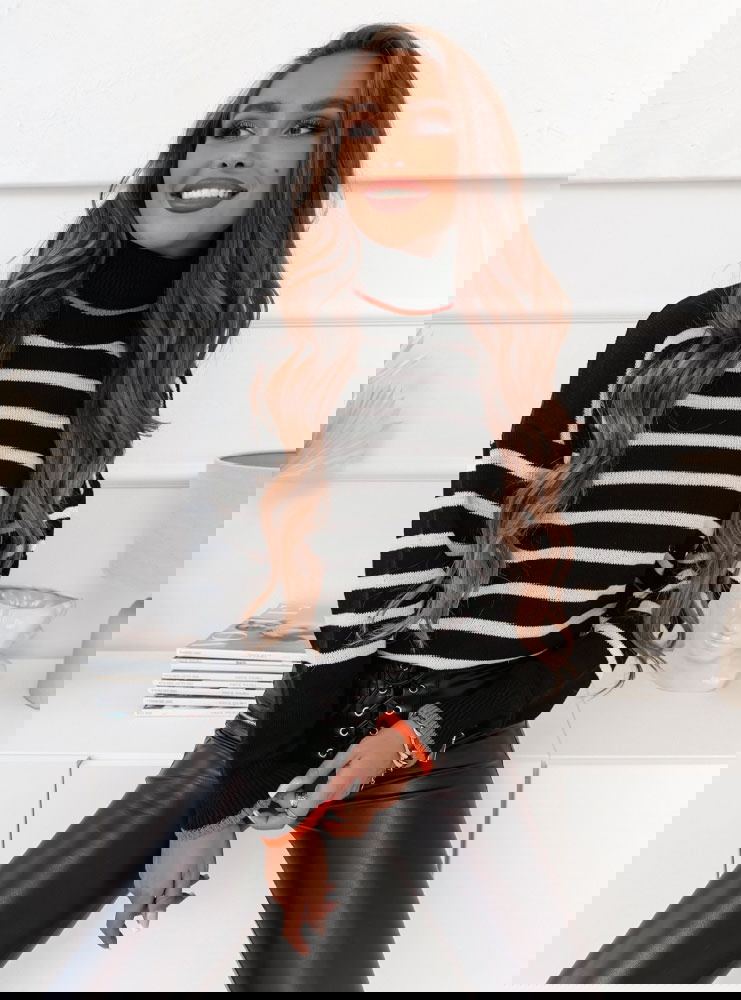 Czarny sweter w paski z golfem...