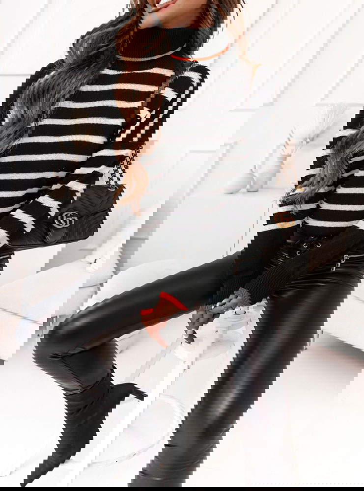 Czarny sweter w paski z golfem...