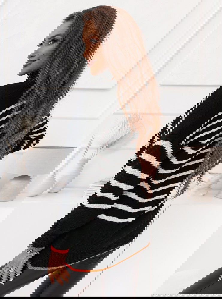 Czarny sweter w paski z golfem...