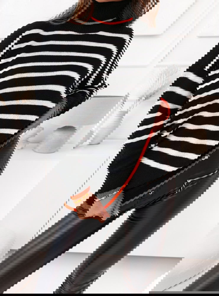 Czarny sweter w paski z golfem...