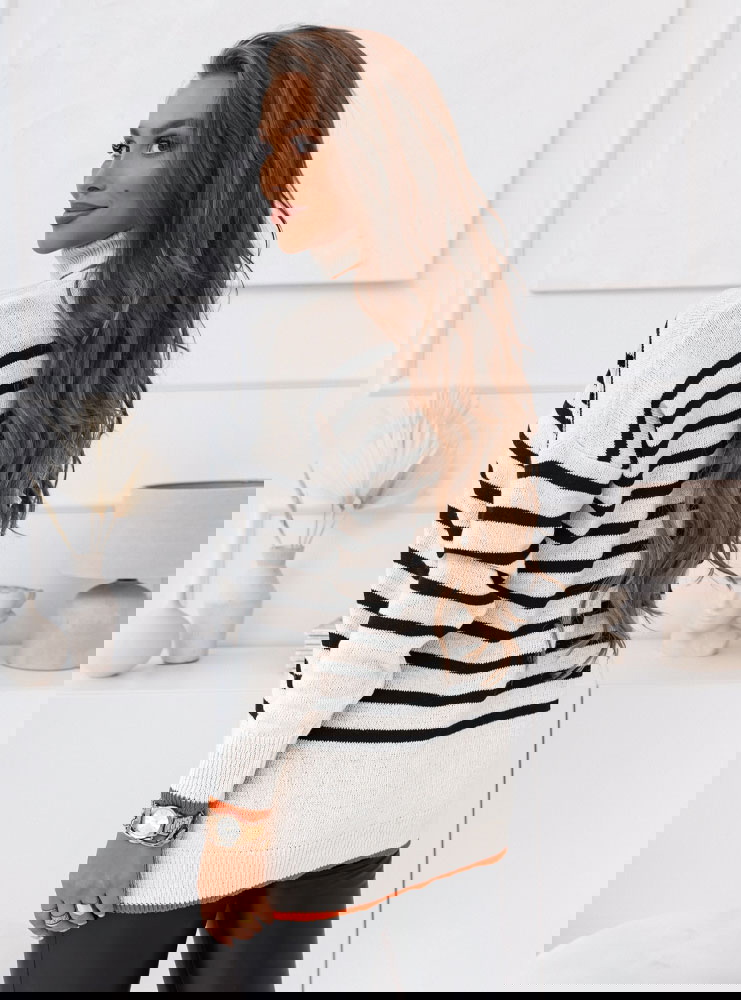 Beżowy sweter w paski z golfem...