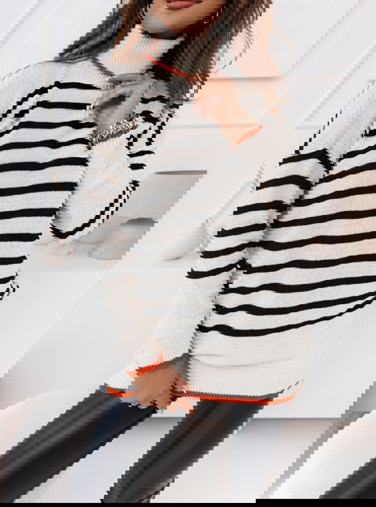 Beżowy sweter w paski z golfem...