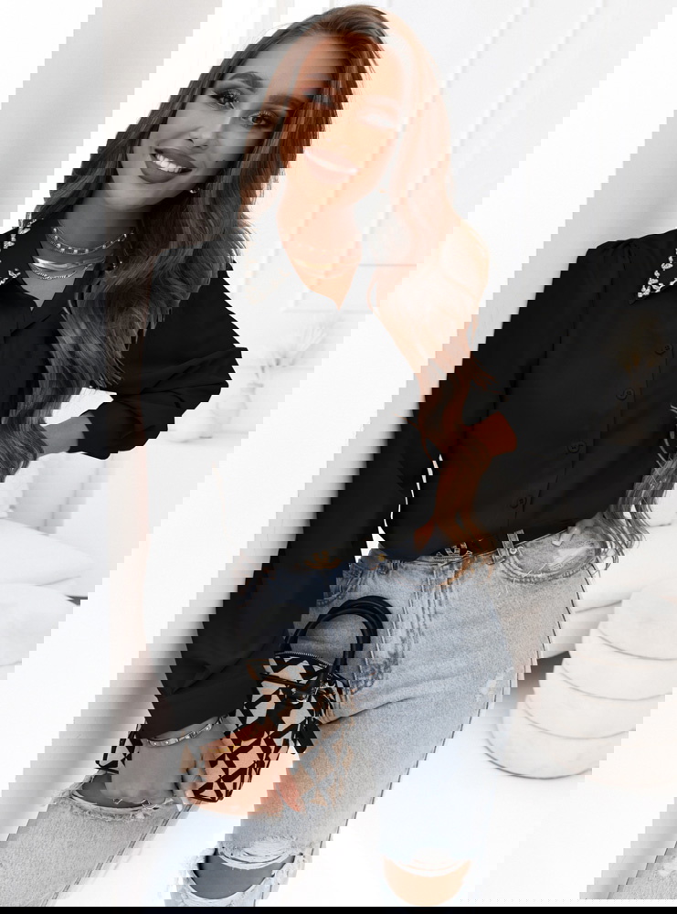 Czarna koszula z ozdobnym...