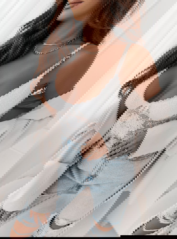 Białe zmysłowe koronkowe body Gloria