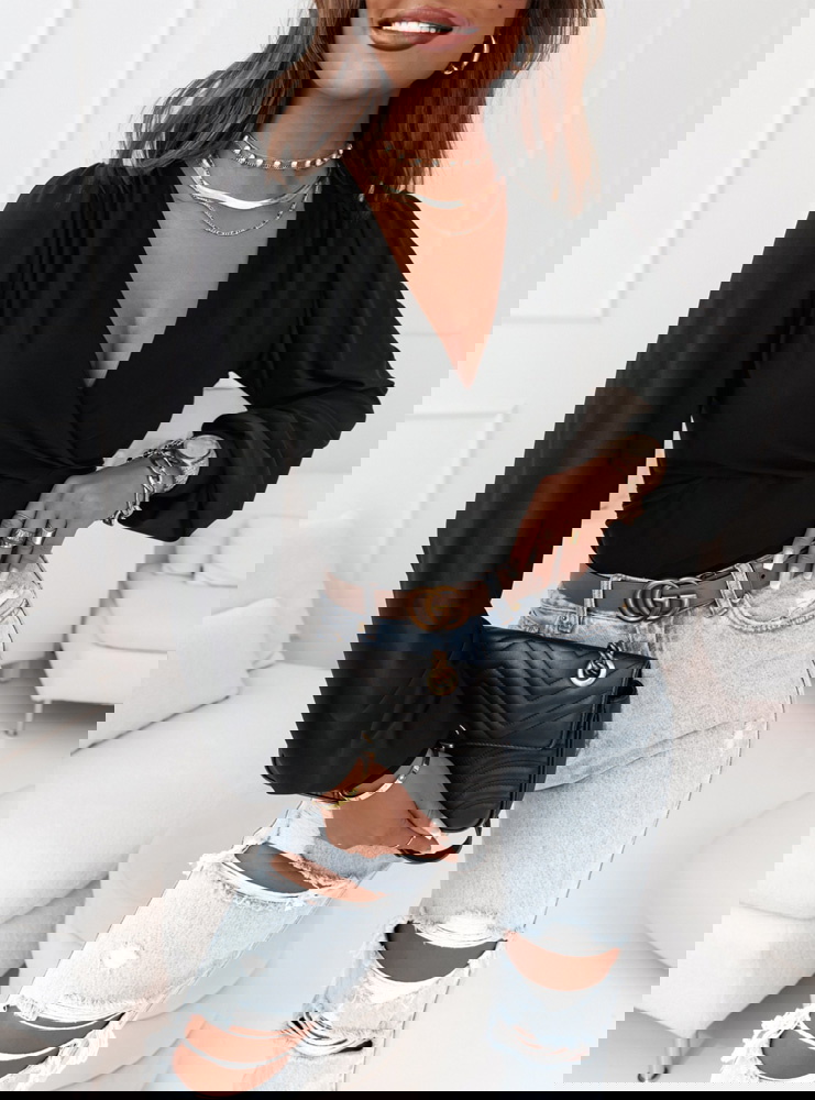 Czarna bluzka z przekładanym dekoltem...