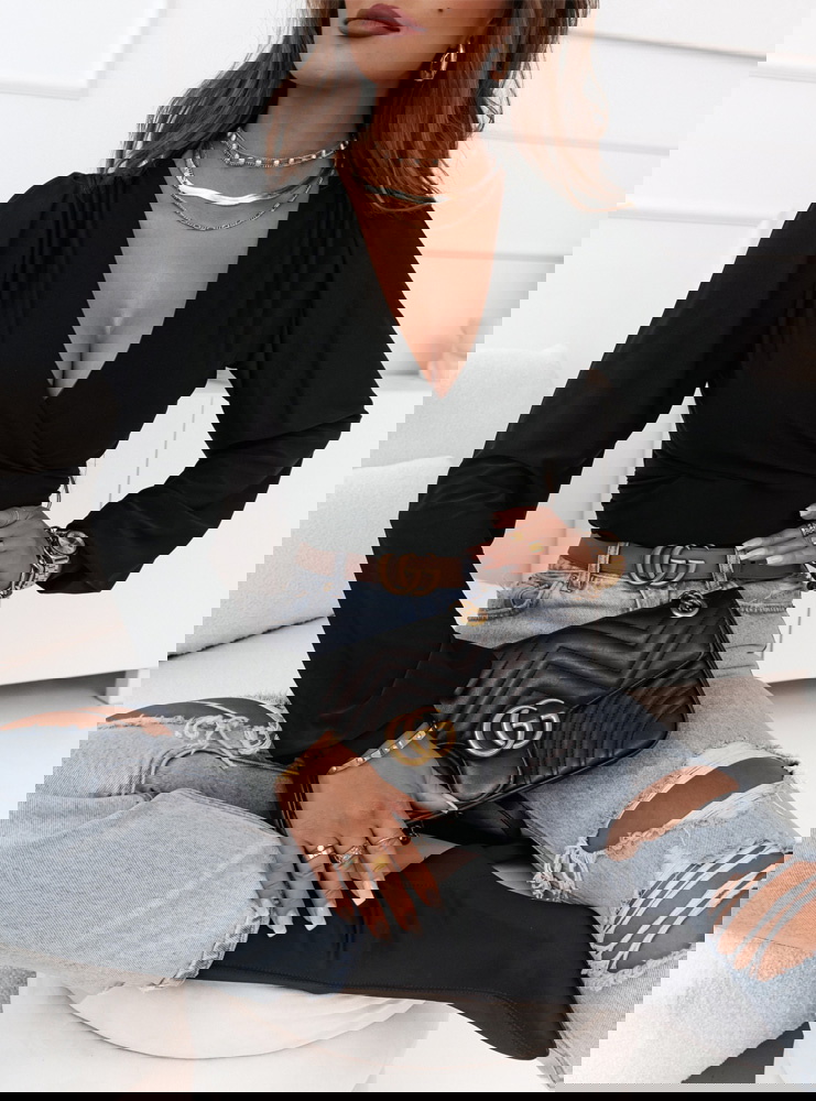 Czarna bluzka z przekładanym dekoltem...