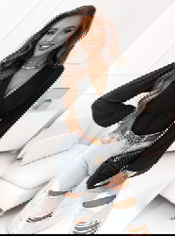 Czarna bluzka z przekładanym dekoltem...