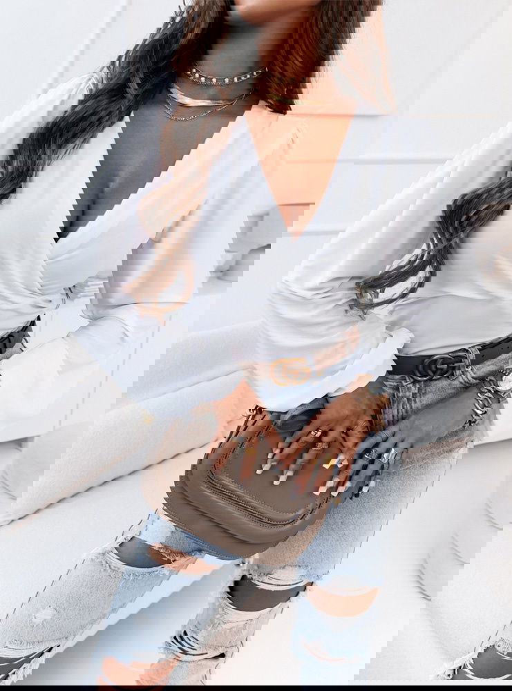 Biała bluzka z przekładanym dekoltem...