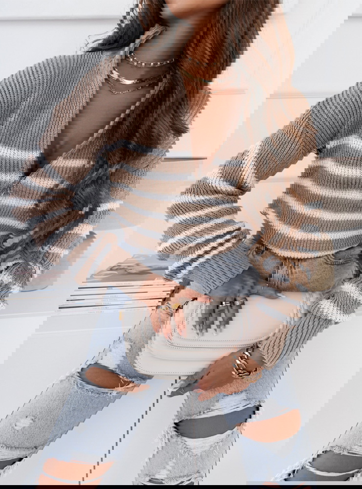 Sweter z wysoką stójką i zamkiem...