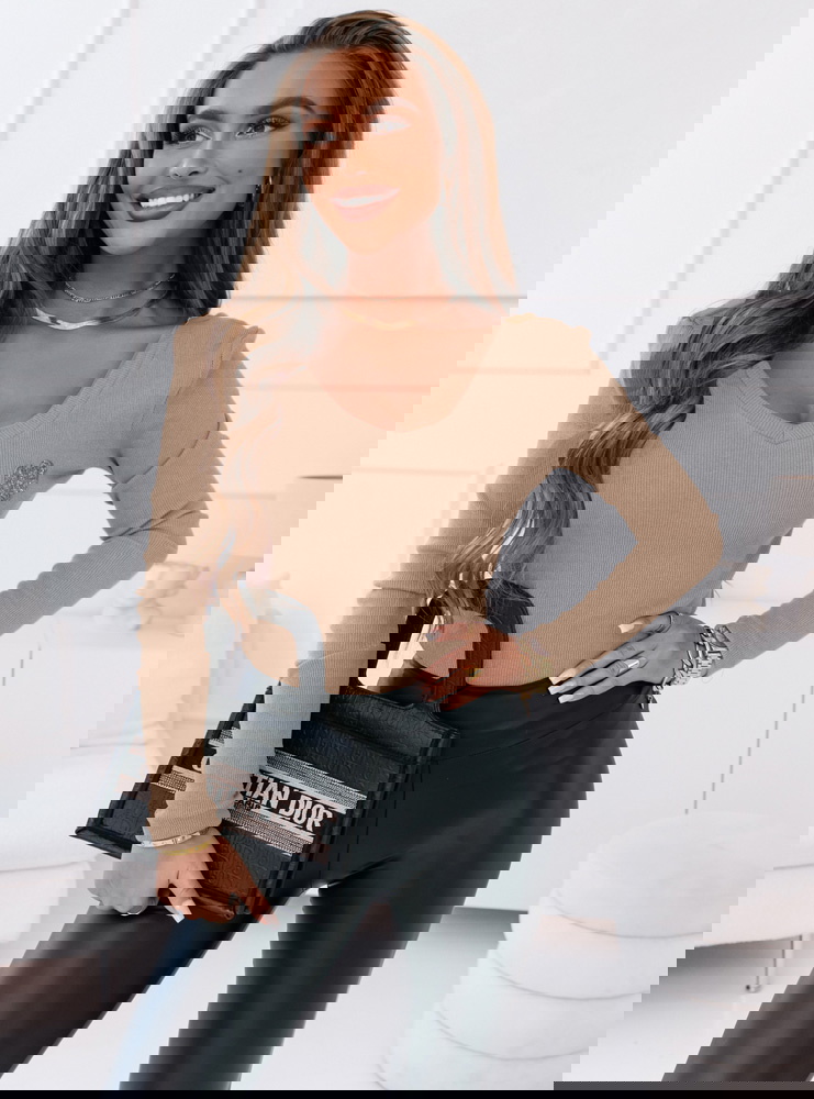 Beżowa prążkowana bluzka z ozdobnym...