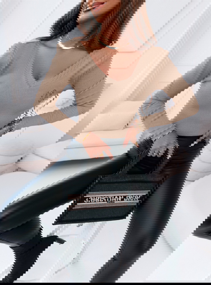 Beżowa prążkowana bluzka z ozdobnym...