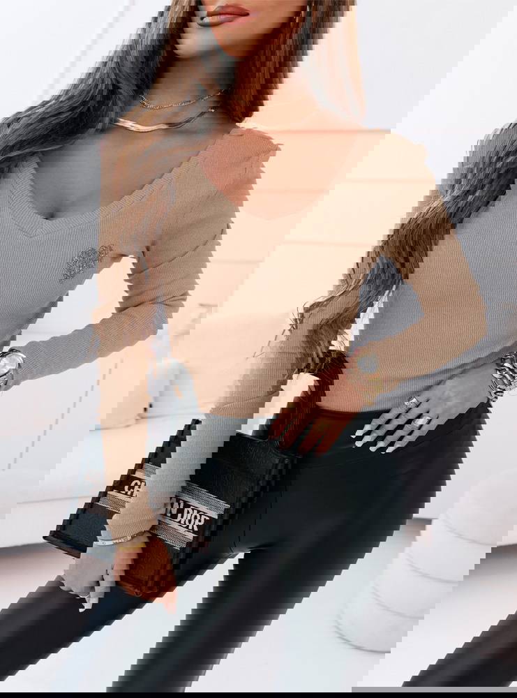 Beżowa prążkowana bluzka z ozdobnym...