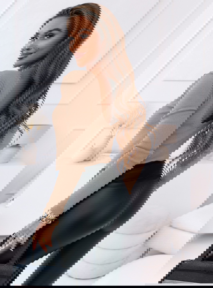 Beżowa prążkowana bluzka z ozdobnym...