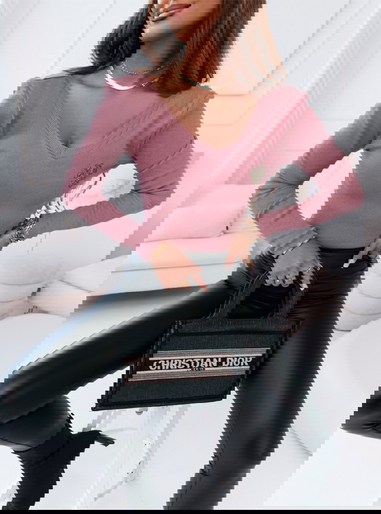 Prążkowana bluzka z ozdobnym...