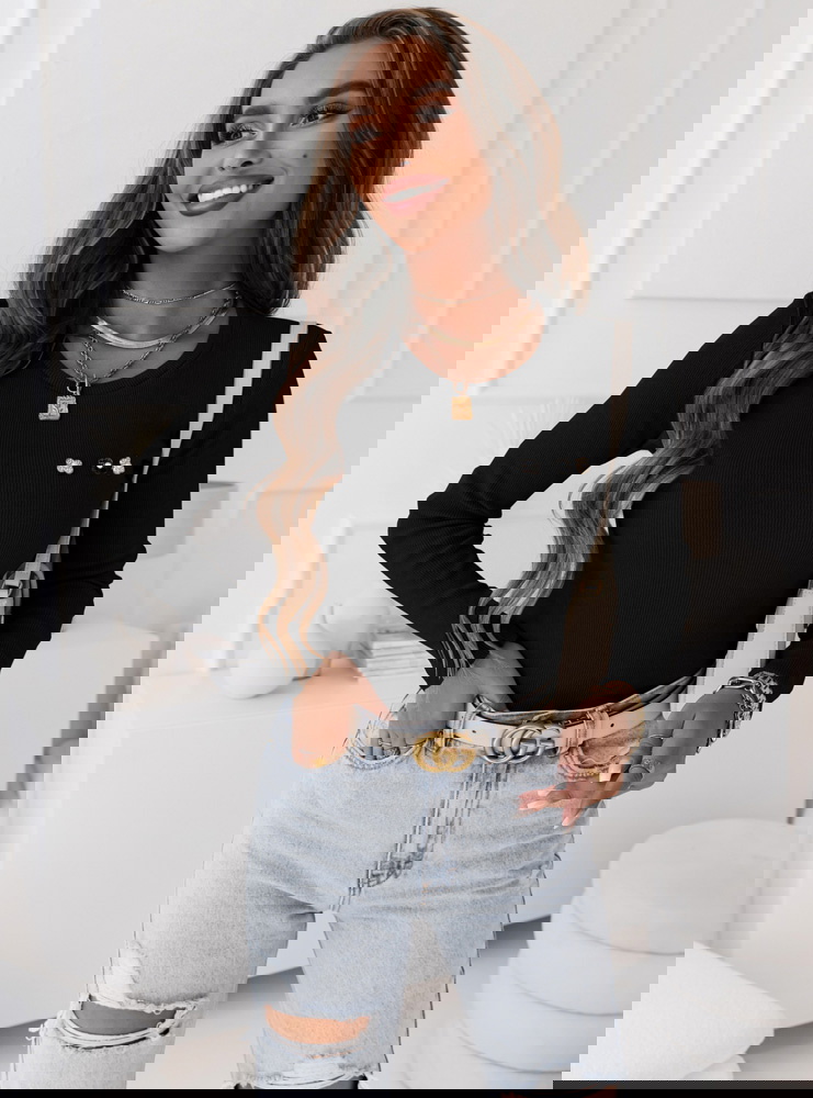 Czarna prążkowana bluzka z ozdobnymi...