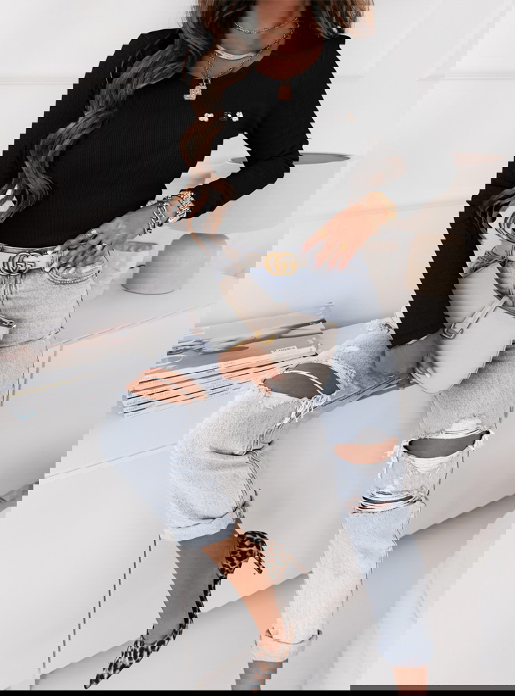 Czarna prążkowana bluzka z ozdobnymi...