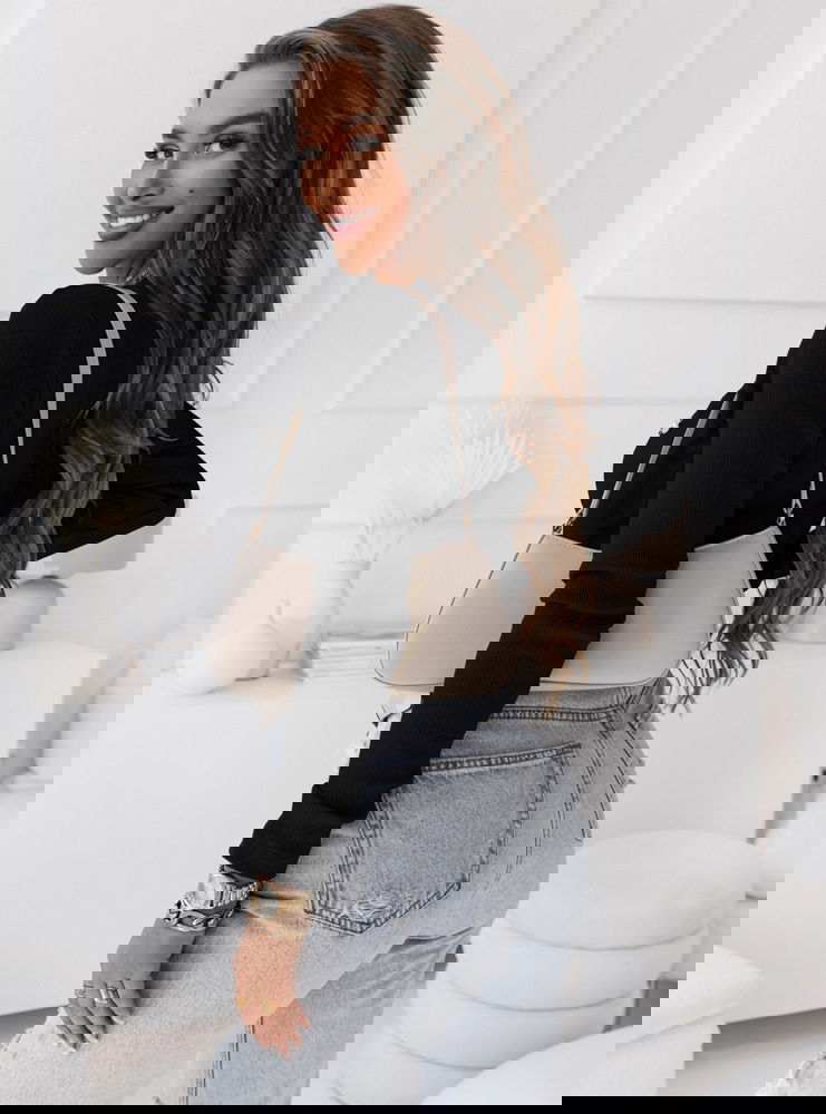 Czarna prążkowana bluzka z ozdobnymi...