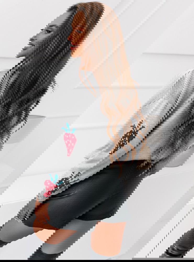 Szary sweter w truskawki Koobi