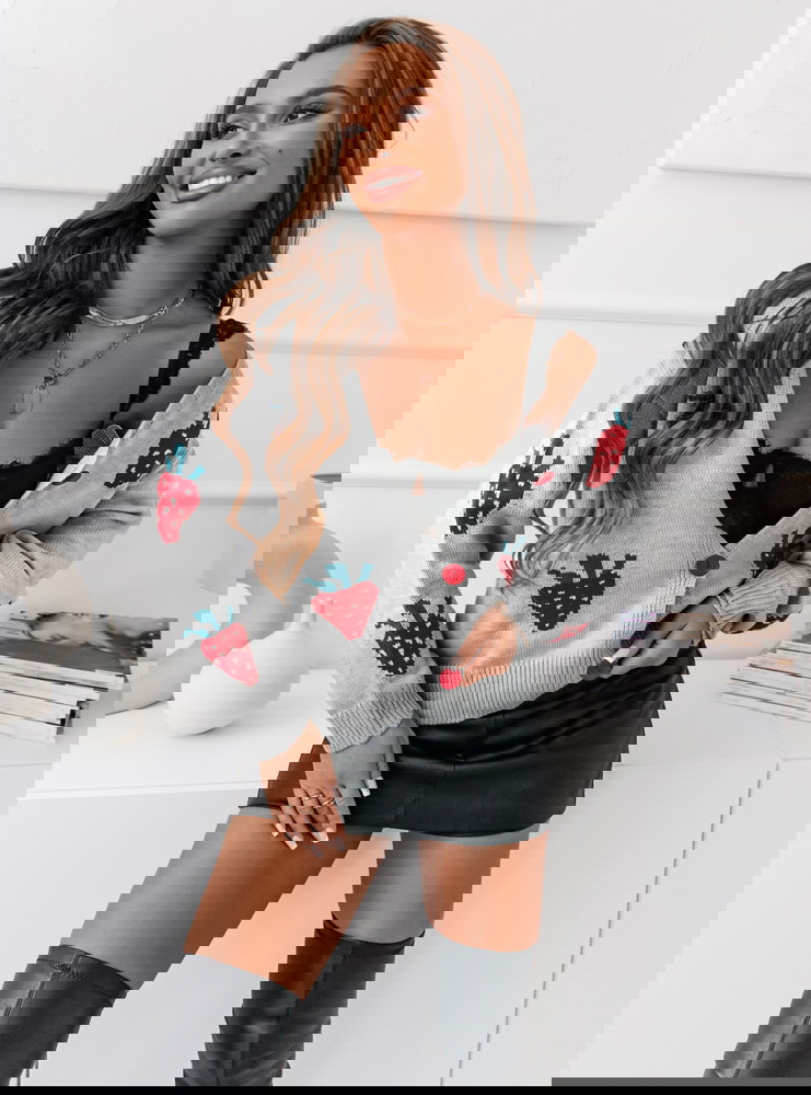 Szary sweter w truskawki Koobi