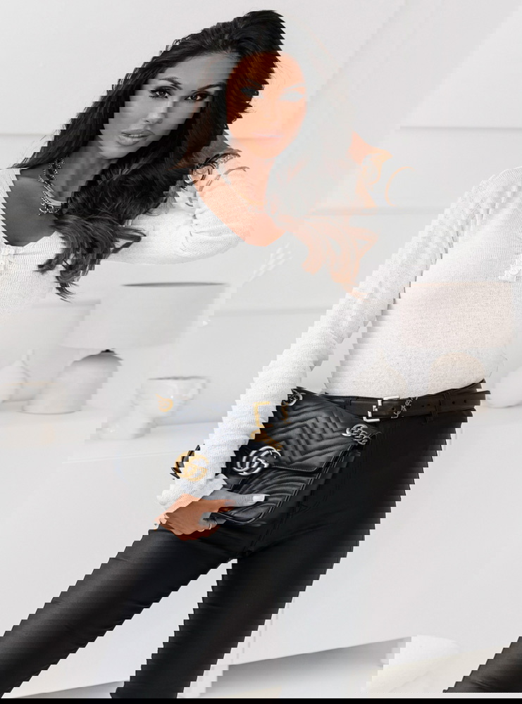 Biały sweter z dekoltem w serek i...