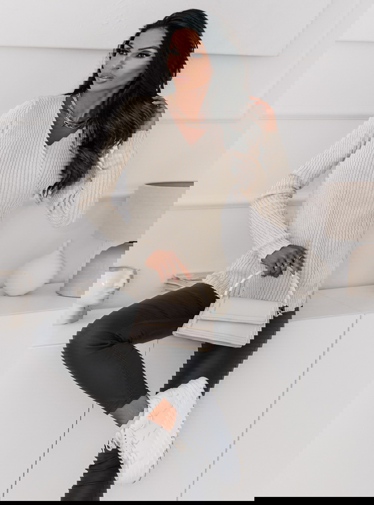 Beżowy sweterek z przekładanym...