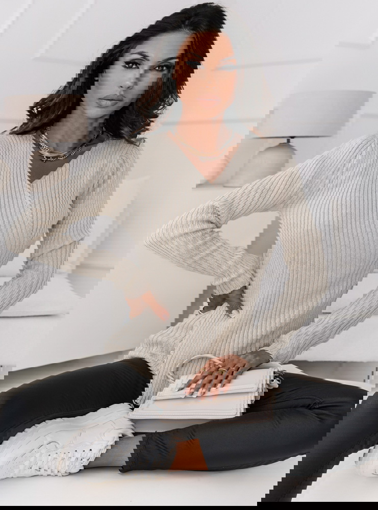 Beżowy sweterek z przekładanym...