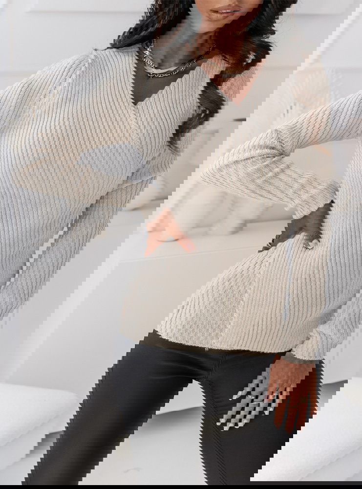 Beżowy sweterek z przekładanym...