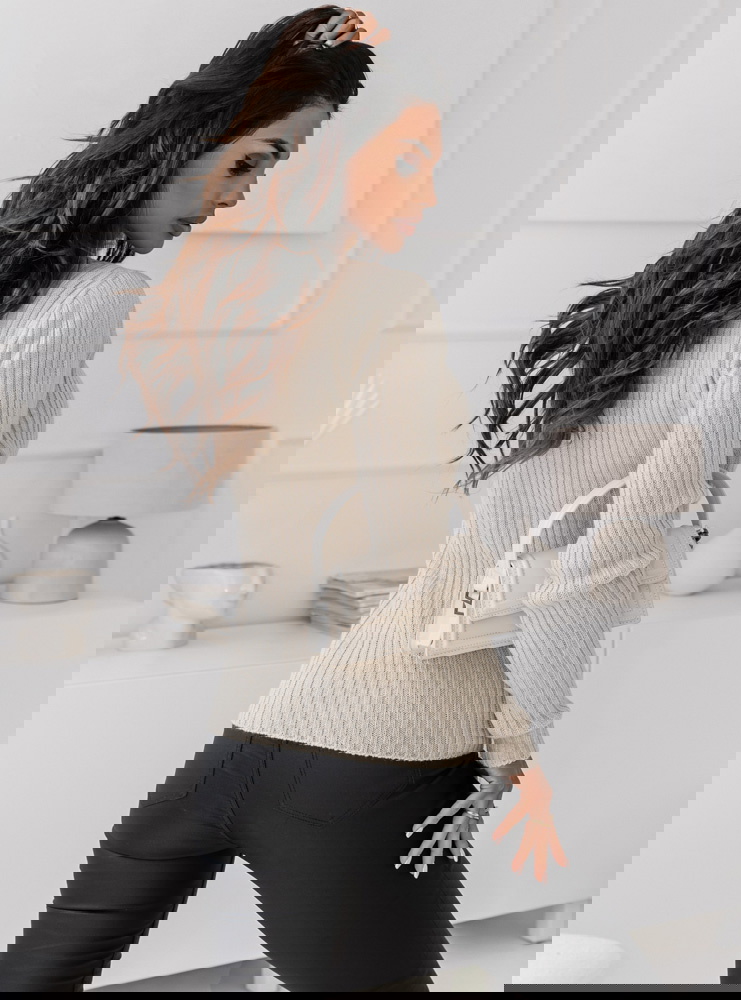 Beżowy sweterek z przekładanym...