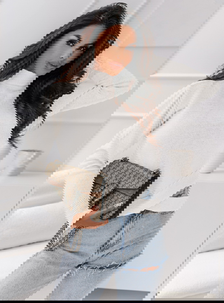 Biały sweter z ozdobnym dołem Konna