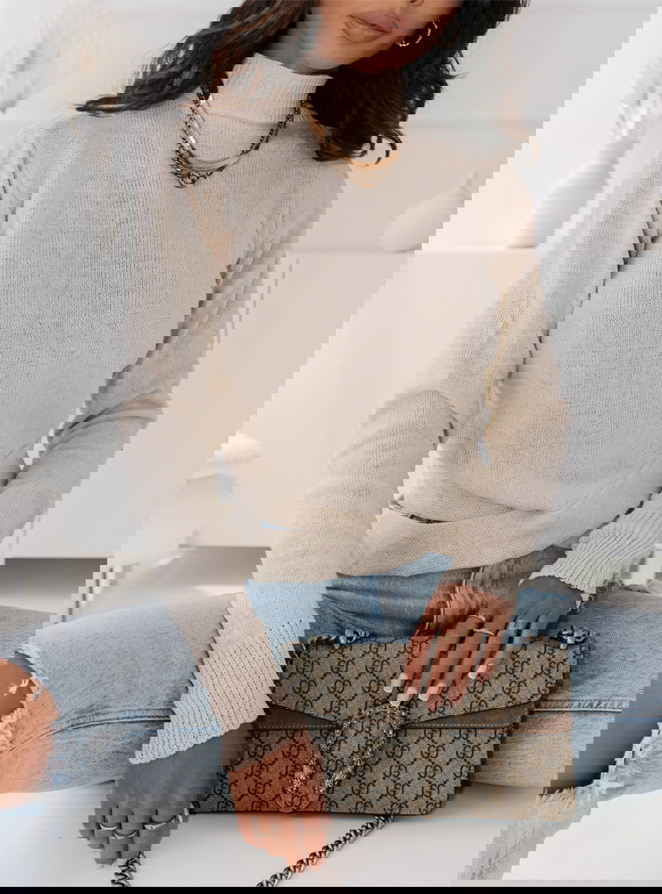 Beżowy sweter z ozdobnym dołem Konna