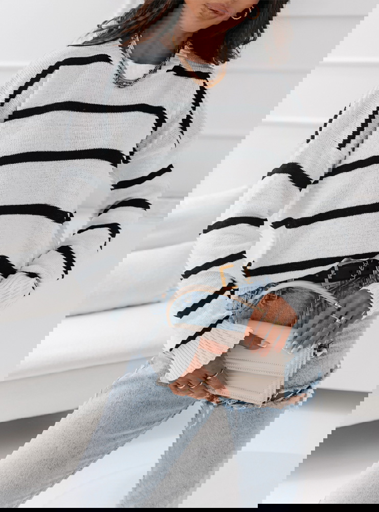 Biały sweter w czarne paski Mihella -...