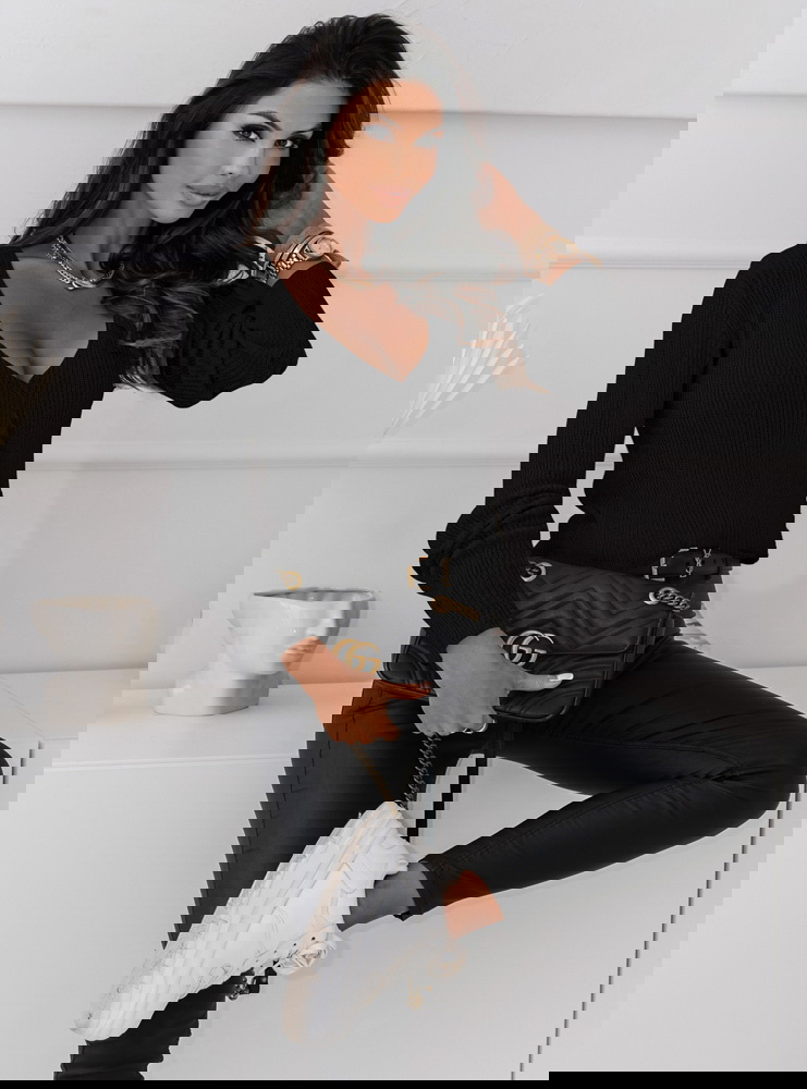 Czarny sweter z przekładanym dekoltem...