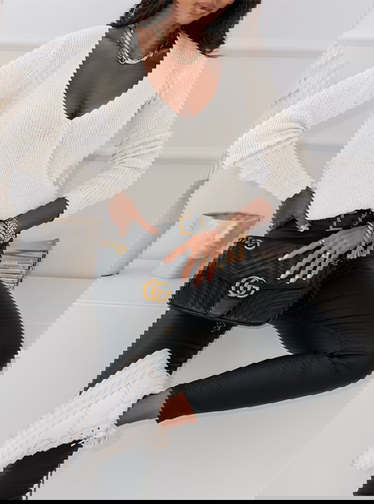 Biały sweter z przekładanym dekoltem...