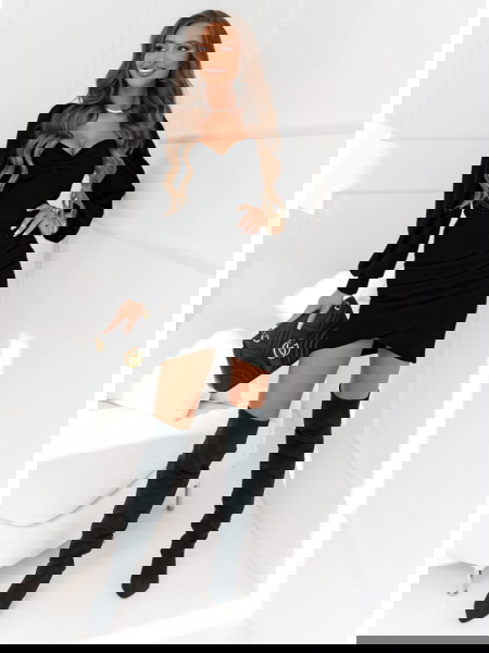 Czarna sukienka z dekoltem... 2