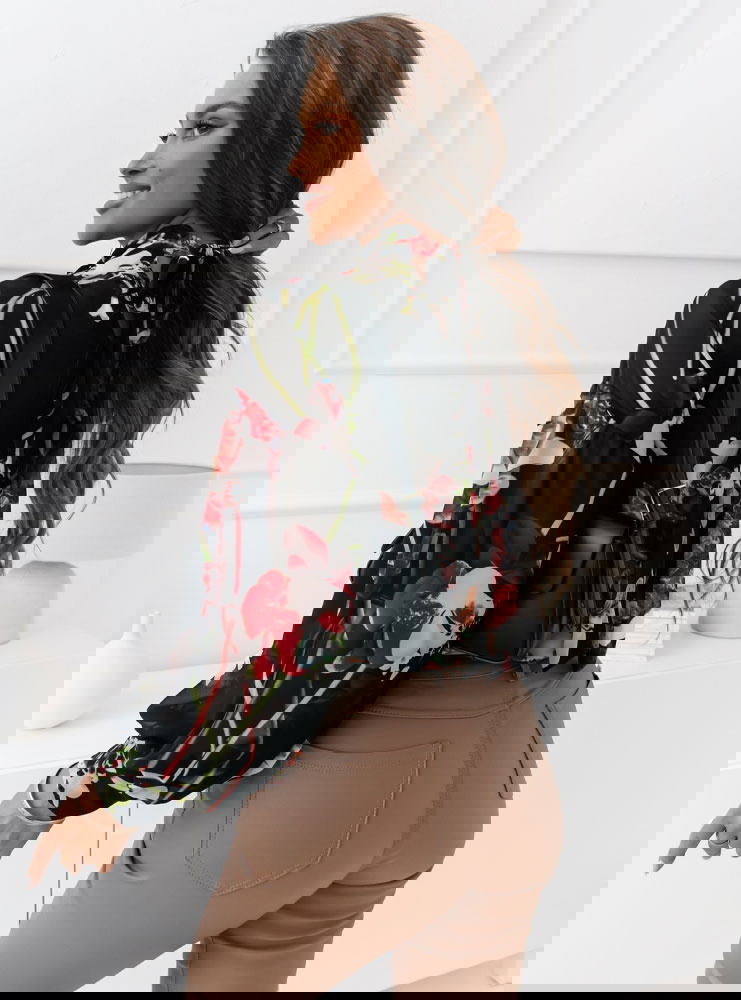 Wzorzysta bluzka z wiązaniem na szyi...