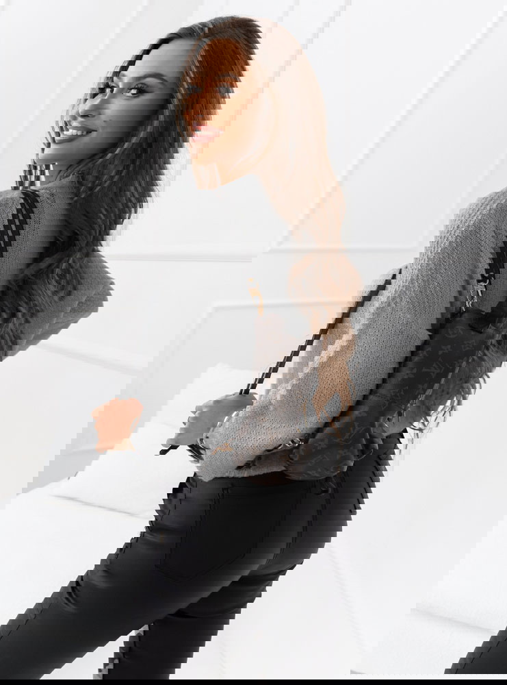 Szary sweter z warkoczowym splotem...