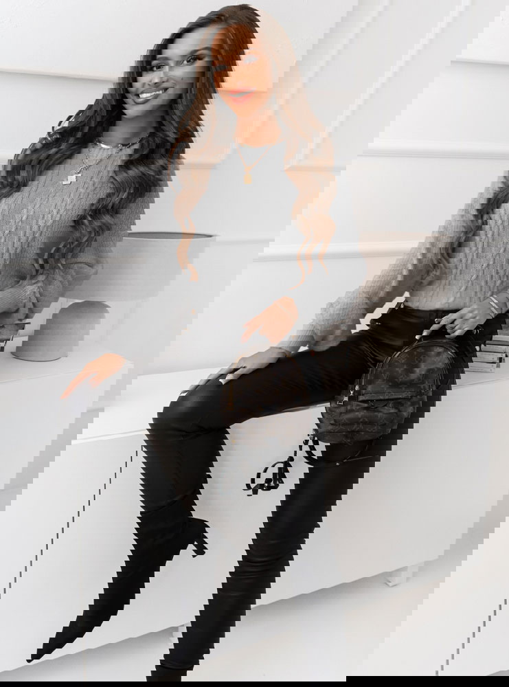 Szary sweter z warkoczowym splotem...