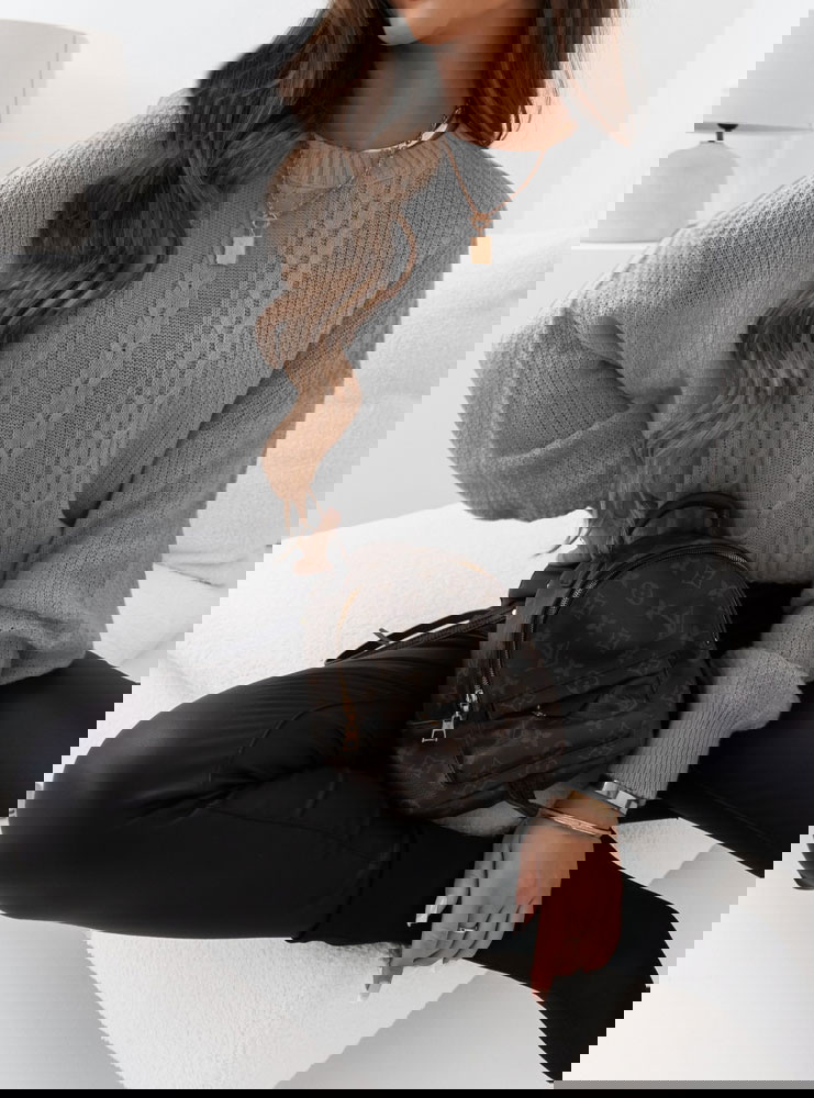 Szary sweter z warkoczowym splotem...