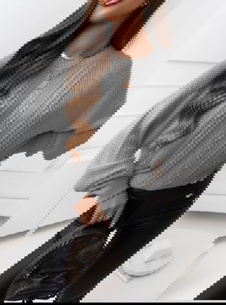 Szary sweter z warkoczowym splotem...