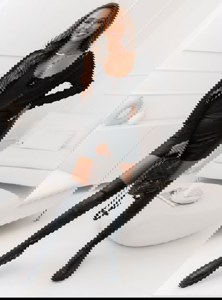 Czarny sweter zapinany na guziki z...