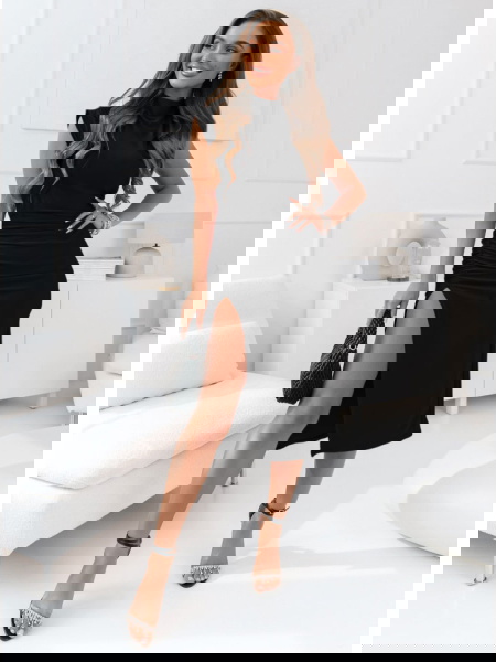 Czarna dopasowana sukienka... 2