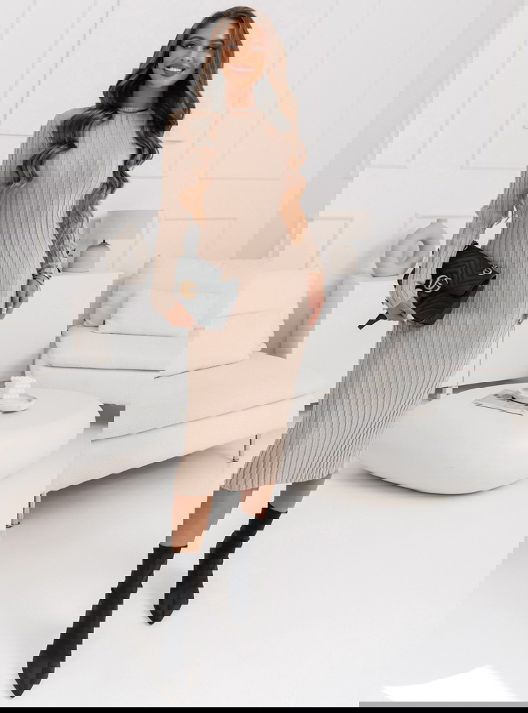 Beżowa sweterkowa prążkowana sukienka...