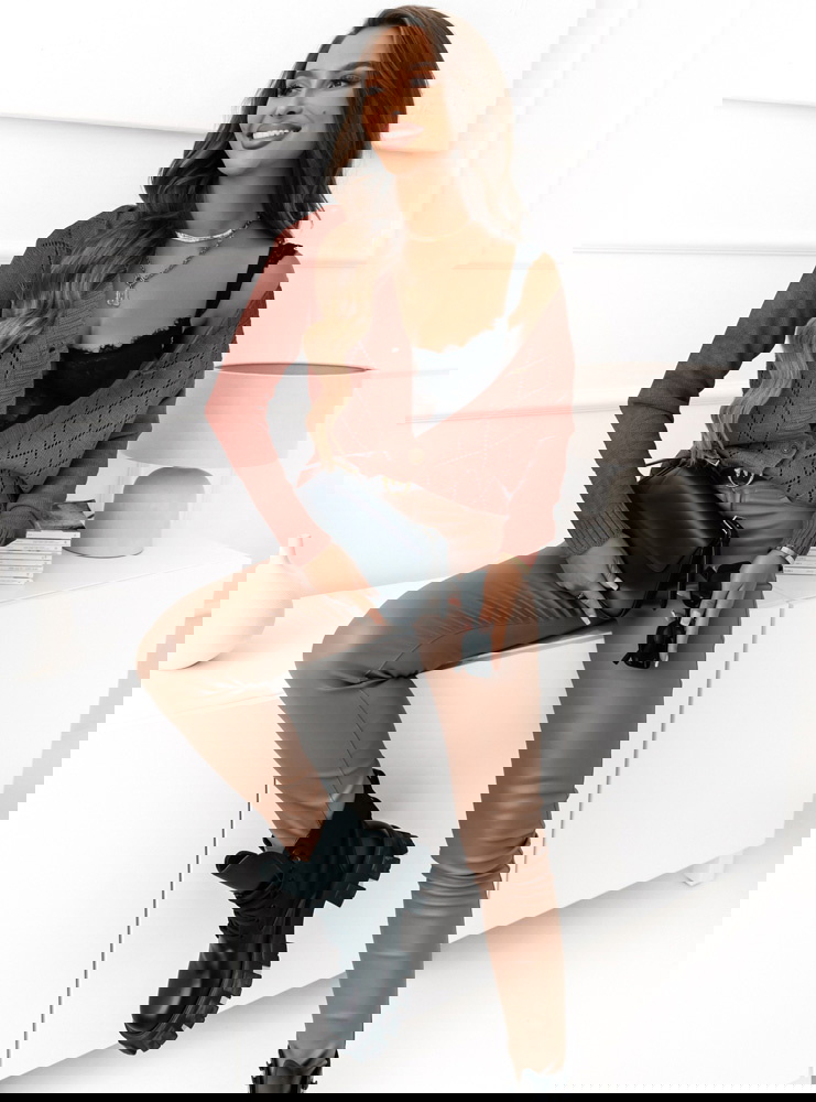 Ceglasty ażurkowy sweter zapinany na...