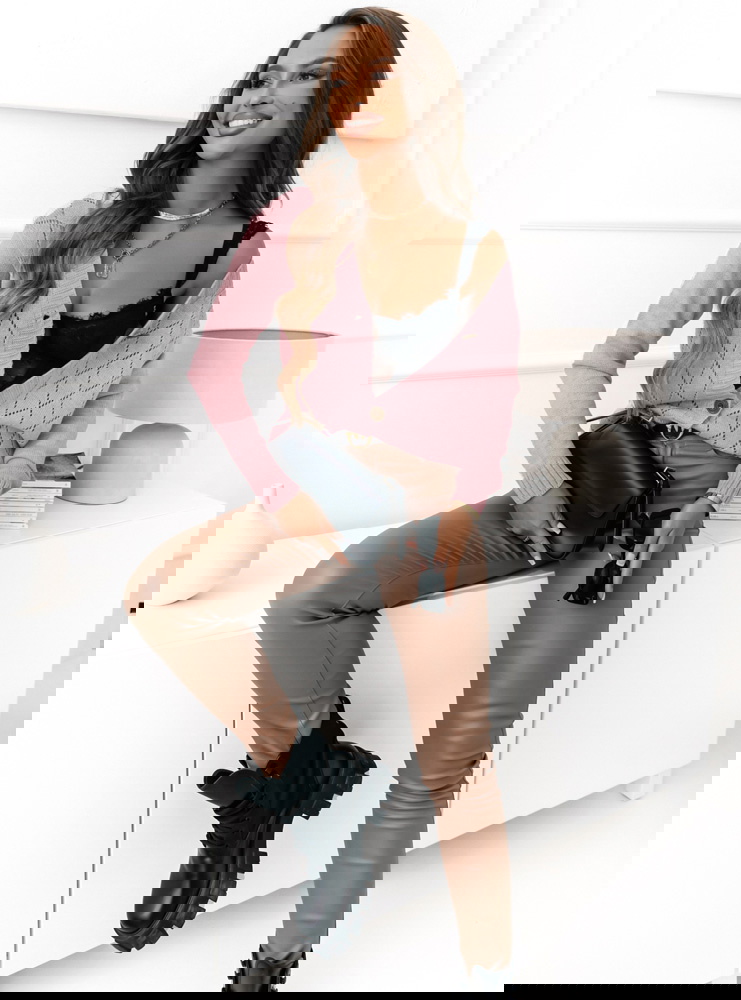 Pudrowy ażurkowy sweter zapinany na...