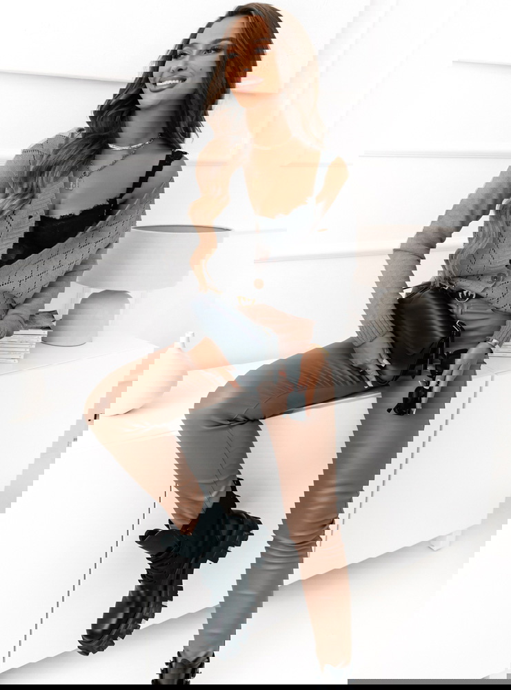 Szary ażurkowy sweter zapinany na...