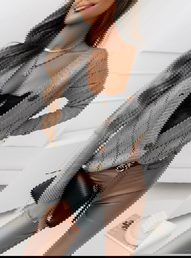 Szary ażurkowy sweter zapinany na...