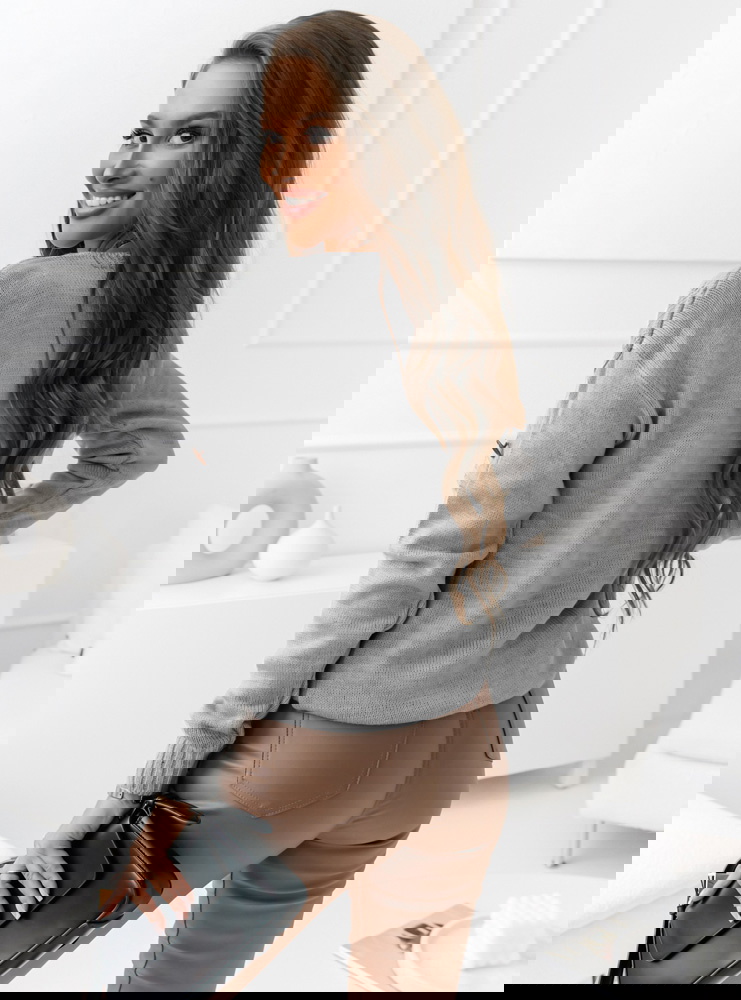 Szary ażurkowy sweter zapinany na...